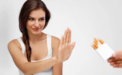 Kvinde siger nej tak til cigaretter 