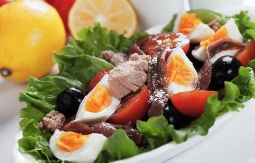 Nem og sund salat med hårdkogt æg
