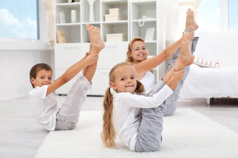 børn der laver yoga