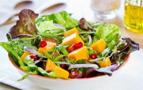 Salat bestående af frugt og grøntsager 