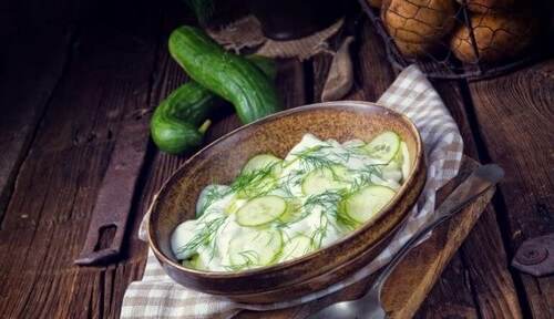Kartoffelsalat med agurk