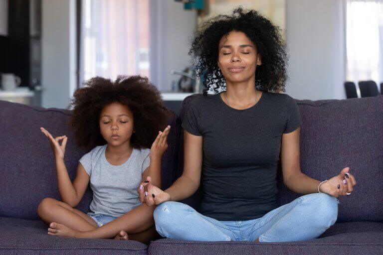 mor og datter der mediterer