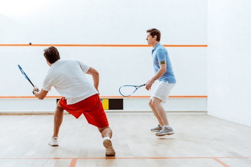 Mænd, der spiller squash 