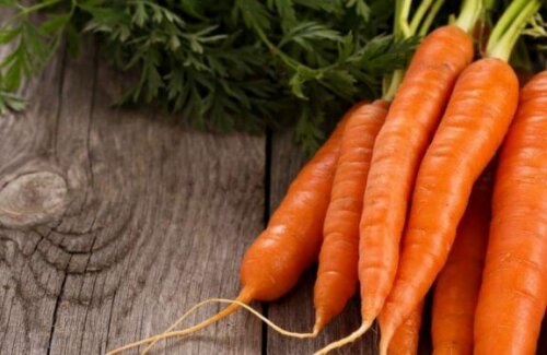 frisk bundt gulerødder