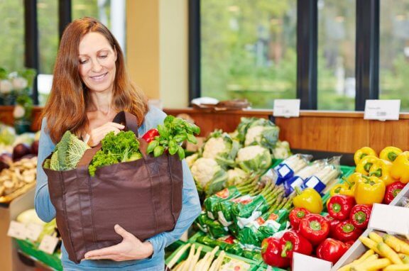 kvinde der handler økologiske fødevarer