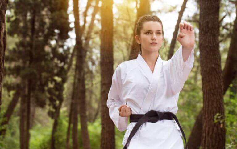 kvinde der laver judo udenfor