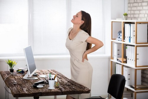 Kvinde har ondt i ryggen efter at have siddet for meget ned