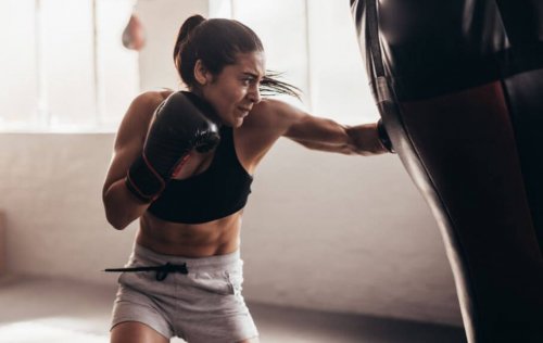 kvinde træner boksning
