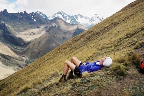 Person holder pause under bjergbestigning 