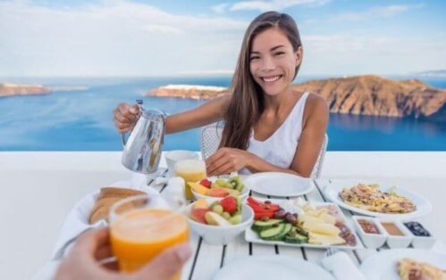 kvinde der spiser morgenmad med udsigt