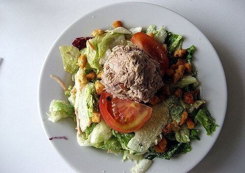 En tunsalat med masser af sunde næringsstoffer er god at spise efter træning 