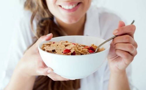 Kvinde spiser sund morgenmad