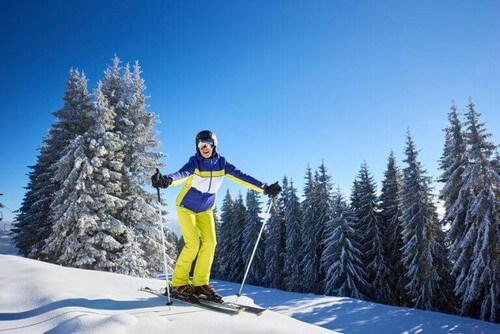 Person står på ski