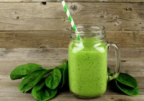 grøn shake til at afgifte kroppen