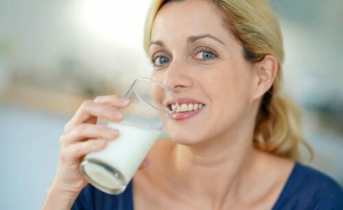 kvinde der drikker mælk