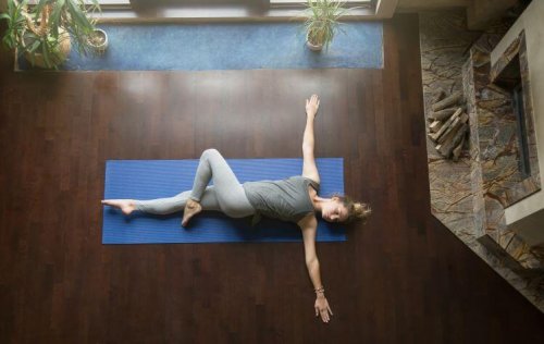 kvinde der dyrker yoga for at kontrollere forhøjet blodtryk