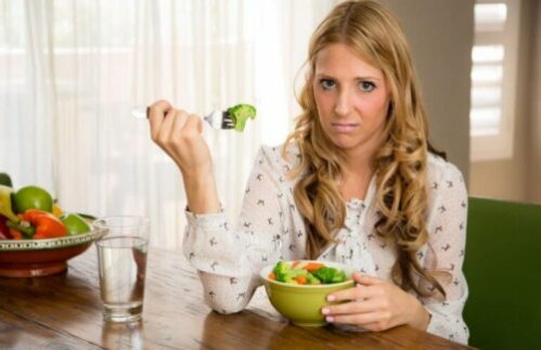kvinde der ikke bryder sig om at spise salat