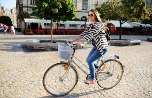 kvinde der cykler