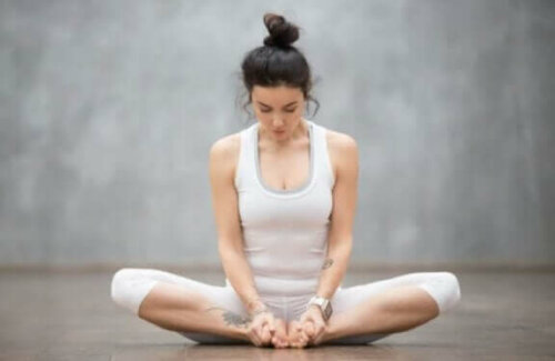 kvinde i yogastilling