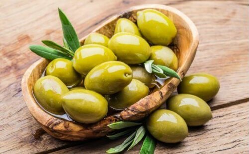 oliven i træskål