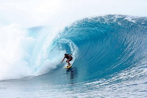 Surfer rider på bølgerne 