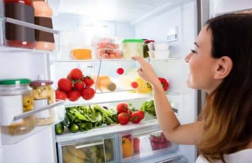 køleskab fyldt med grøntsager
