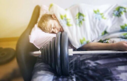 mand der sover med en vægtstang