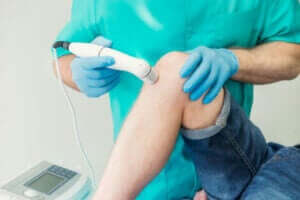 person der får foretaget ultralyd af sit knæ