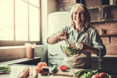 kvinde der laver salat