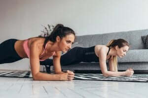 kvinder der laver øvelser til konditionering og træning derhjemme