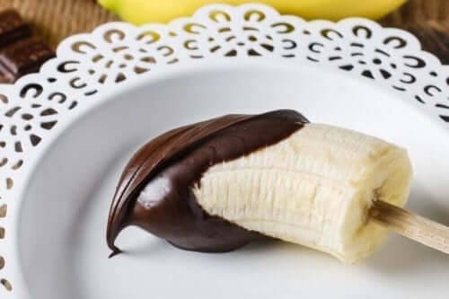 banan med chokolade på pind