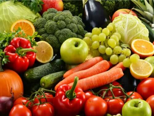Bord med forskellige frugter og grøntsager 