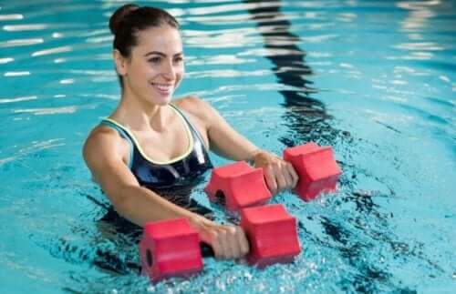 kvinde der træner i vand