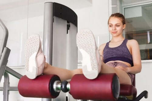 Kvinde træner ben i fitnesscenteret 