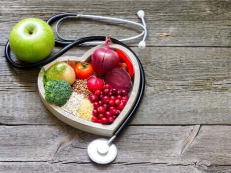 sund kost omgivet af hjerte og lægeapparat