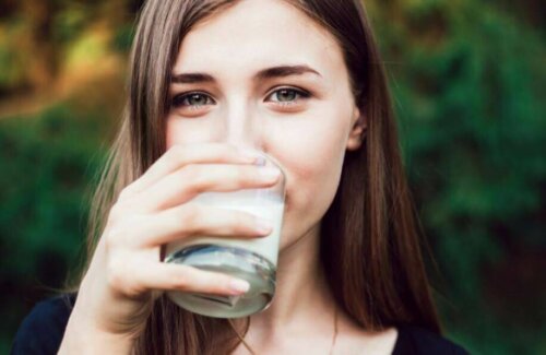 kvinde der drikker et glas mælk