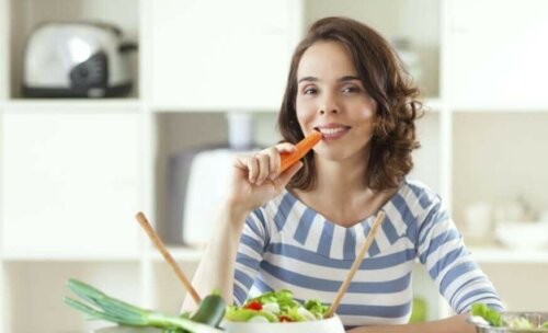 kvinde der spiser en gulerod