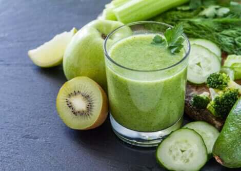 drik med grønne grøntsager og frugter