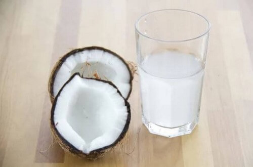 Et glas vand med kokossmag 
