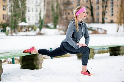 Kvinde udøver træning i koldt vejr 
