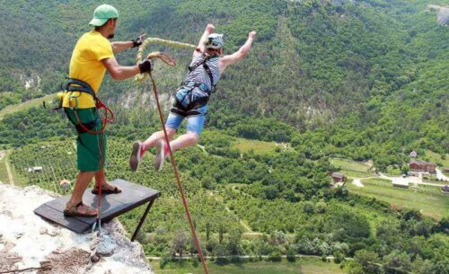 bungee jump er en ekstremsport med maksimal adrenalin