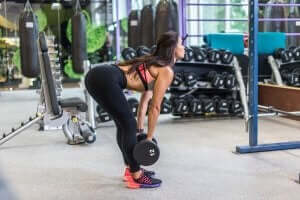 kvinde der laver øvelser til at træne sine rygmuskler