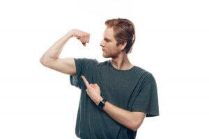 mand der viser din biceps-muskel
