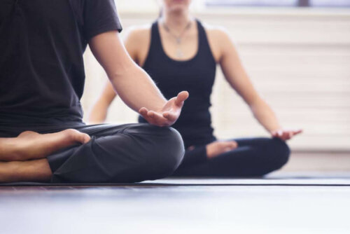 yoga til at skabe forbindelse mellem kroppen og sindet