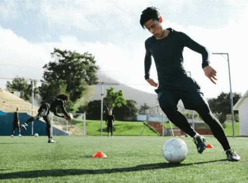 Dreng dribler med fodbold