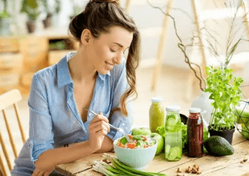 Kvinde spiser en sund salat