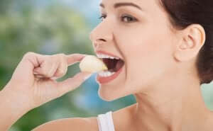 kvinde spiser hvidløg
