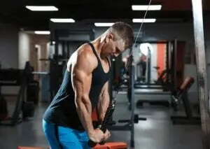mand der træner triceps i fitnesscenter