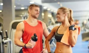mand og kvinde i fitnesscenter