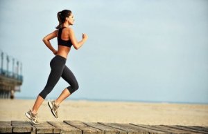 Laufzubehör: Frau joggt am Strand